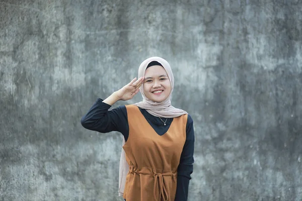 Schöne Asiatische Hidschab Frau Salutiert Zum Unabhängigkeitstag — Stockfoto