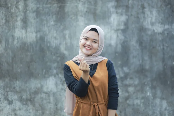 彼女の手で愛やハートサインジェスチャーを作り カメラで笑顔アジアのイスラム教徒の女性の肖像画 — ストック写真