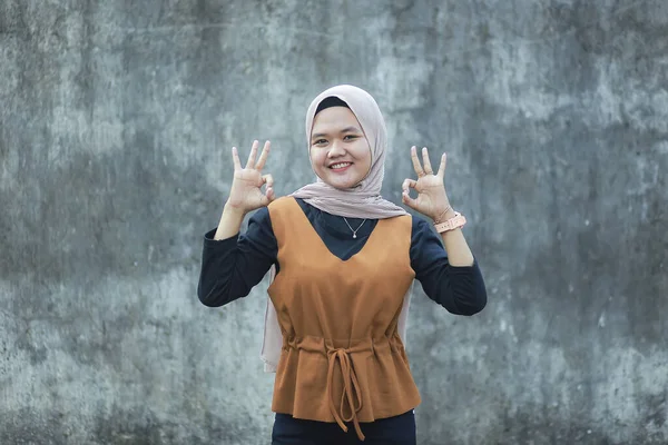 히잡을 아시아 미용사의 엄지손가락으로 몸짓을 웃으며 얼굴을 승인된 오케이 — 스톡 사진