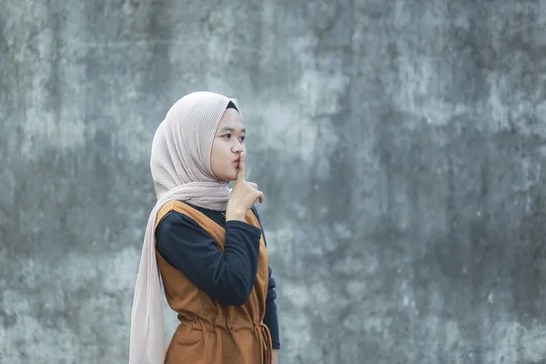 Hermosa Joven Asiático Musulmán Cerrar Signo —  Fotos de Stock