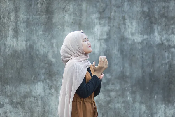 Piękny Młody Azjatycki Muzułmanin Modląc Się Gest — Zdjęcie stockowe