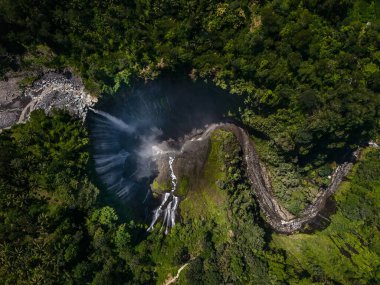 Tumpak Sewu şelalesinin hava manzarası Lumajang, Doğu Java, Endonezya.