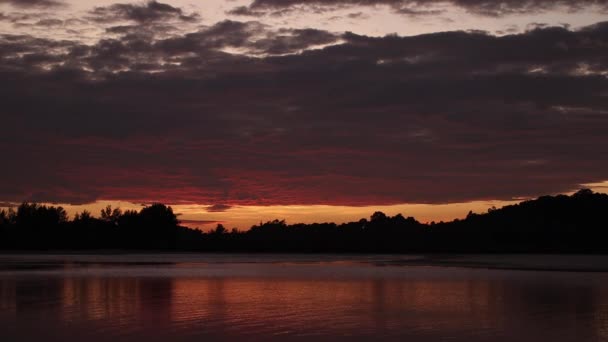 Coucher de soleil sur la mer sur la plage reflet belle formation de nuages colorés avec rouge et or.. — Video