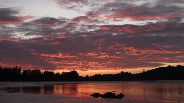 Naplemente a tenger felett a strandon elmélkedés gyönyörű színes felhő kialakulását piros és arany.narancs színek naplemente és hullámok. — Stock videók