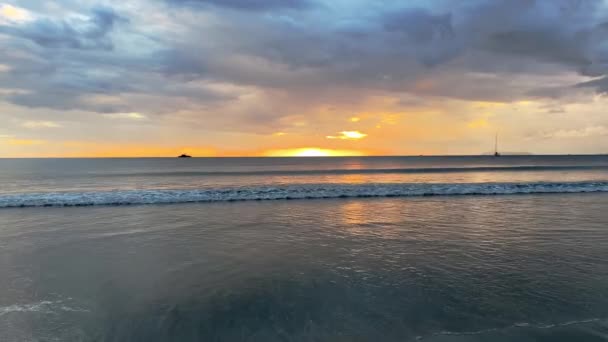 Захід сонця над морем на пляжі відображає красиве колоритне утворення хмар з червоним і золотим. Помаранчеві кольори захід сонця і хвилі . — стокове відео