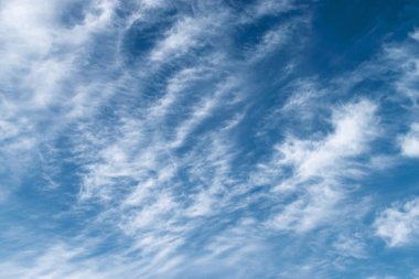 Mavi gökyüzünde beyaz tüylü bulutlar, arka plan ve doku