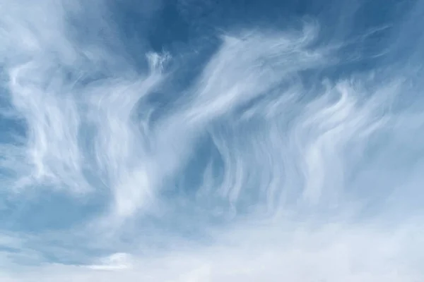 Białe Pierzaste Puszyste Chmury Błękitnym Niebie Tło Tekstura — Zdjęcie stockowe