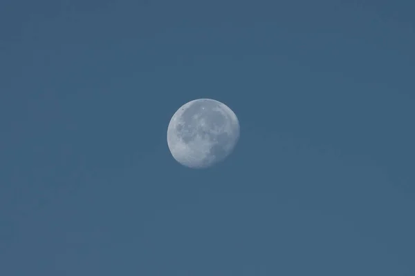 Maan Close Ochtend Aan Een Blauwe Hemel Geïsoleerd — Stockfoto