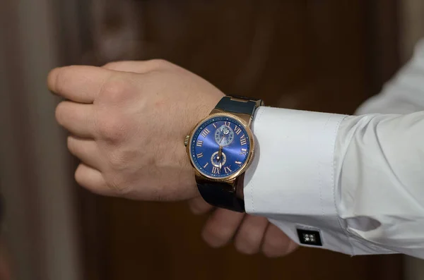 Men Hand Watch Groom Hand Close Preparations Groom — Stock Photo, Image