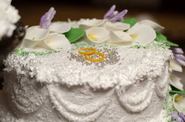 결혼식 케이크는 결혼반지로 장식되어 — 스톡 사진
