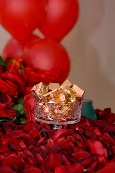 Bol Bonbons Enveloppé Sur Table Milieu Des Pétales Rose — Photo