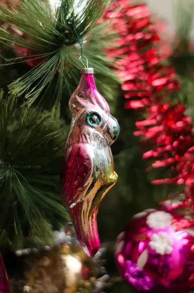 Papagaio Colorido Feito Vidro Árvore Natal Entre Decorações Guirlandas Bolas — Fotografia de Stock