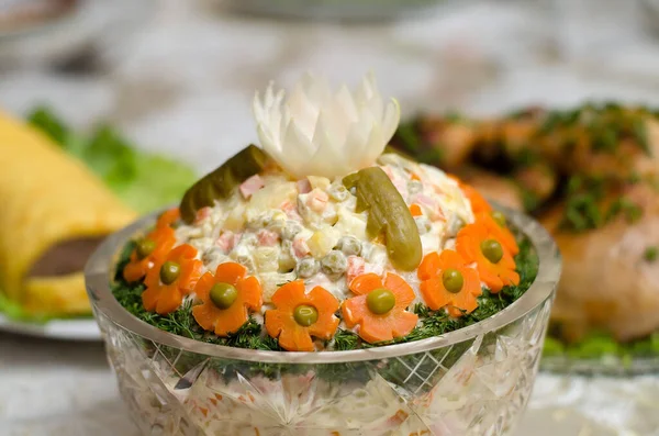 Salada Olivier Lindamente Decorada Com Flores Vegetais Para Ano Novo Fotografia De Stock