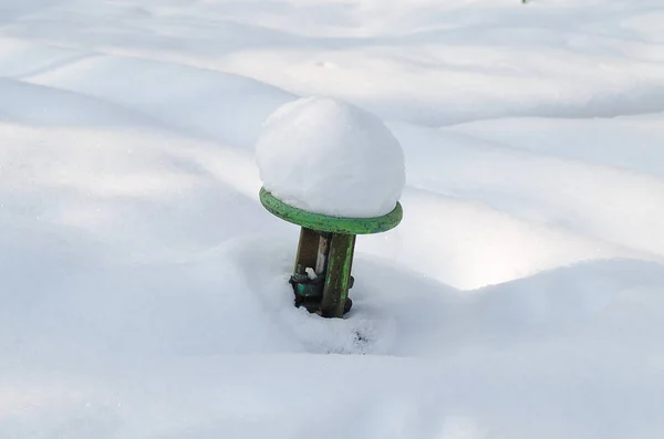 Télen Közepén Egy Hóval Borított Öntözőcsap — Stock Fotó