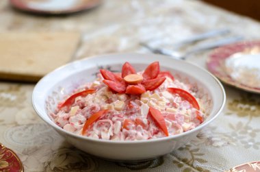 Peynirli, domatesli, mayonezli, domates çiçekli yengeç salatası.
