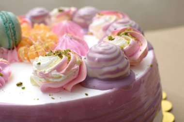 Pastanın üzerine çiçek ve koni şeklinde krem şanti süsleme