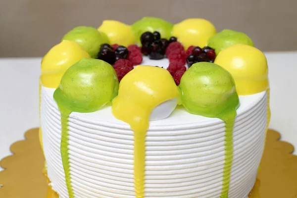 노란색 초록색 채찍질 케이크 클로즈업 — 스톡 사진