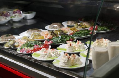 Salatalı, taze sebze ve turşulu buzdolabı.