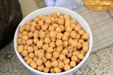 Sırılsıklam Türk nohutları yakın planda.