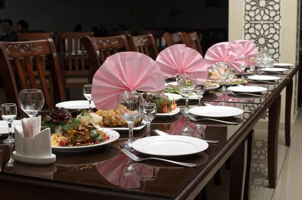 Grande Table Banquet Festive Marron Est Décoré Avec Des Serviettes — Photo