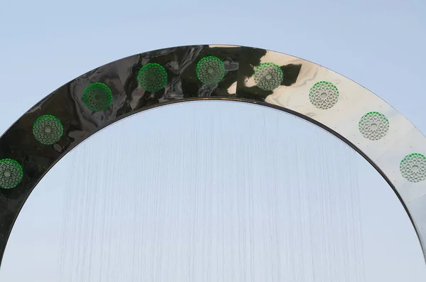 Fontana Semicircolare Metallo Con Motivi Illuminazione Sullo Sfondo Del Cielo — Foto Stock