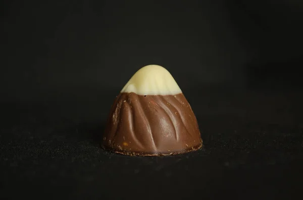 Chocolate Caramelo Primer Plano Chocolate Oscuro Blanco Sobre Fondo Negro — Foto de Stock