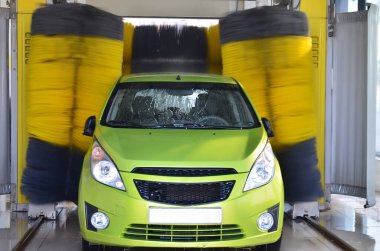 Yıkanabilir ıslak yeşil arabayla otomatik araba yıkama.