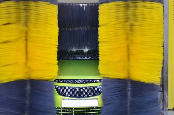 Automatisk Biltvätt Med Tvättbar Våt Grön Bil — Stockfoto