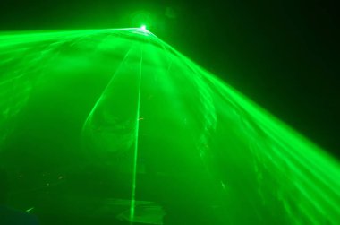 Disko lazer gösterisi, siyah arka planda yeşil lazer.