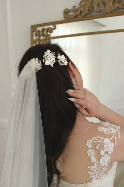 Noiva Vestido Branco Close Das Costas Olha Espelho Endireita Cabelo Imagens Royalty-Free
