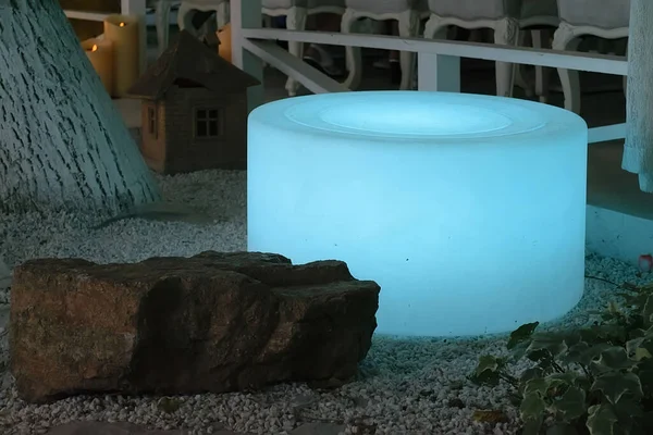 Велика Синя Лампа Вигляді Декоративної Свічки Стоїть Землі Поруч Святковим — стокове фото