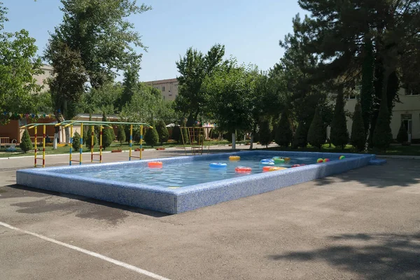 Piscina Com Água Círculos Natação Parque Infantil Jardim Infância — Fotografia de Stock