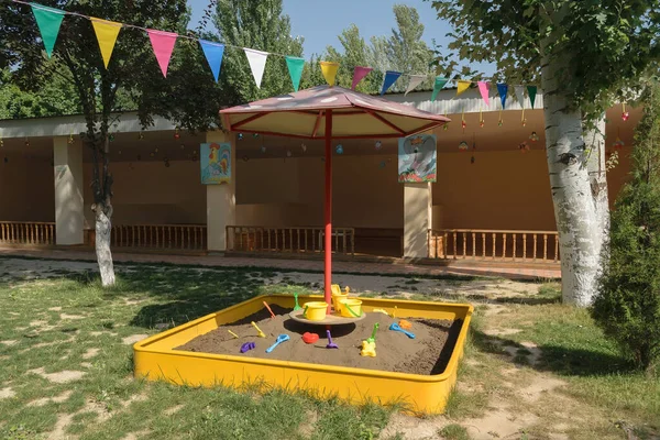 Sandbox Jardim Infância Com Brinquedos Para Brincar Areia Com Baldes Imagem De Stock