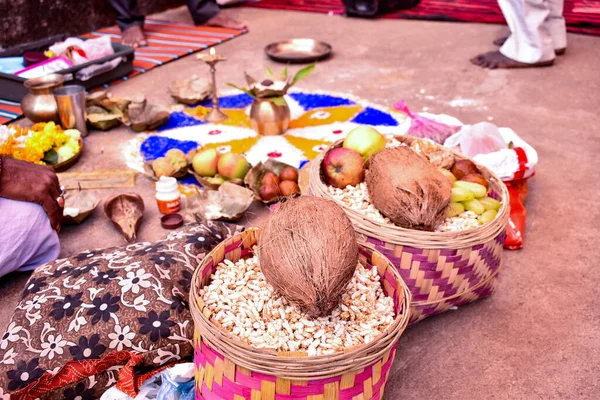 Indian Wedding Pooja Items Bamboo Basket Coconut Wedding Homemed Basket — Stock Photo, Image