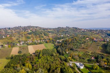 Macaristan 'ın Zalaegerszeg şehrinde sisli bir sonbahar sabahında Csacs bölgesinin insansız hava aracı fotoğrafı.