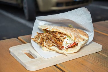Yerel bir büfede kebap yapıyoruz.