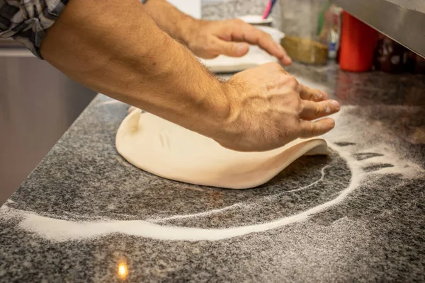 Man Som Gör Margherita Pizza Lokal Pizza Och Gyros Restaurang — Stockfoto