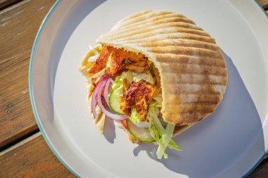 Yerel bir büfede kebap yapıyoruz.