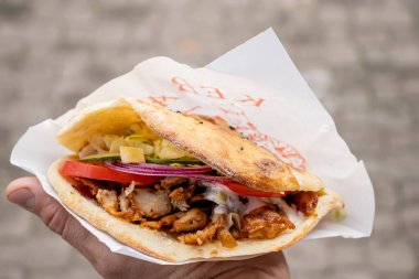 Yerel bir pizza ve jiroskop restoranında döner kebap.
