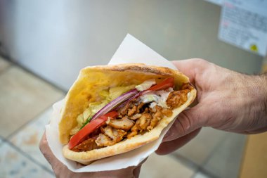 Yerel bir pizza ve jiroskop restoranında döner kebap.