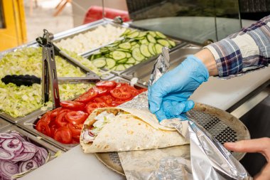 Durum Kebap yerel bir pizza ve jiroskop restoranında hazırlanıyor.