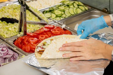 Durum Kebap yerel bir pizza ve jiroskop restoranında hazırlanıyor.