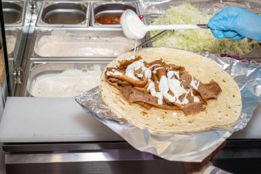 Durum Kebap yerel bir pizza ve jiroskop restoranında hazırlanıyor.