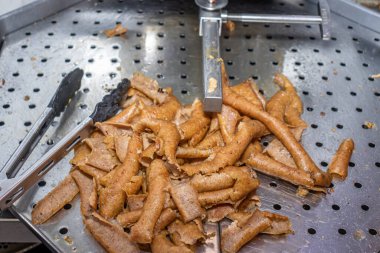 Durum Kebap yerel bir pizza ve jiroskop restoranında hazırlanıyor.