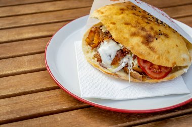 Yerel bir pizza ve jiroskop restoranında döner kebap.