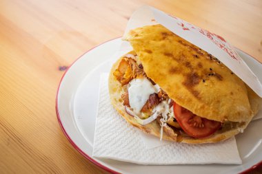 Yerel bir pizza ve jiroskop restoranında döner kebap.