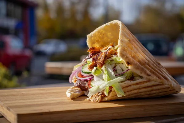 Doner Kebab Puesto Comida Callejera Local Una Tabla Cortar Madera —  Fotos de Stock