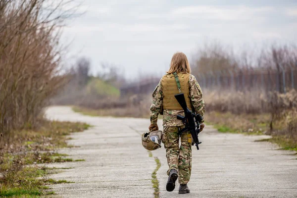 Belle Fille Uniforme Militaire Avec Pistolet Airsoft Marchant Sur Route — Photo