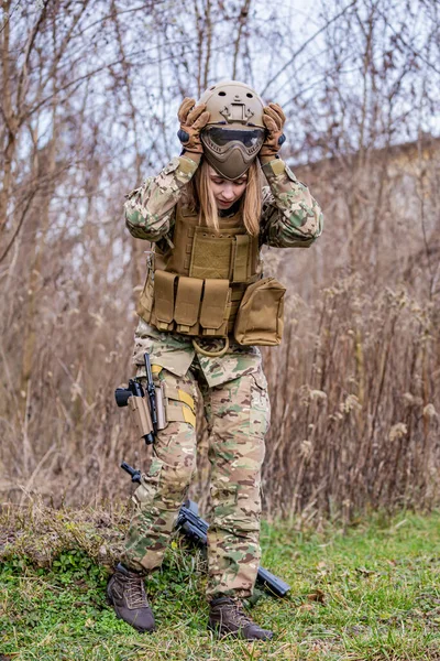 Belle Fille Uniforme Militaire Portant Son Casque — Photo