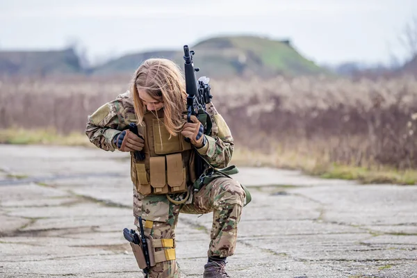 Une Belle Fille Uniforme Militaire Avec Pistolet Airsoft Pour Recharger — Photo